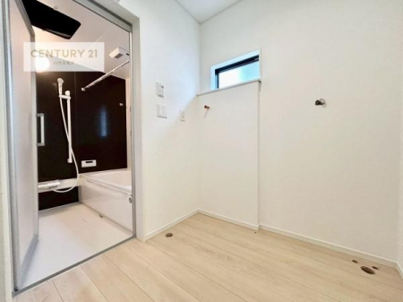 ���ʑ�E���ʏ��@�܂����ʑ䂪�ݒu����Ă��܂��񂪁A���ʑ�ɂ͎��[�X�y�[�X���m�ۂ��Ă���A���p�i�Ȃǂ���������Ƃ��܂���݌v�B������������Ȑ��ʂ܂������ł����ꂢ�ɕۂ��Ƃ��ł��A���̎x�x���X���[�Y�ɁB