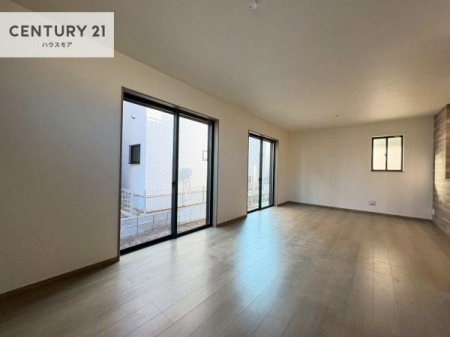 ���r���O�@�傫�ȑ����炽���Ղ�̗z���������閾�邢���r���O�B�J�����̂��郊�r���O�ŉƑ��c���̂��났�̎��Ԃ��߂����܂��I