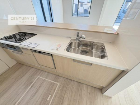 �L�b�`���@��l�C�̑Ζʎ��V�X�e���L�b�`�����̗p���Ă��܂��I���Ƒ��̃R�~���j�P�[�V���������R�Ƒ�����݌v�ł��B
���q�l�ɂ��ڂ��͂��̂Ŋ������ł��ˁI�L�X�g���ĉ��K�ō�Ƃ��i�݂܂��B