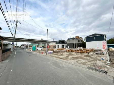 ���̑����n�@�O�ʓ��H��5.7���I�z����ǍD�ȗ��n�ł��B
�Ԍɓ��ꂪ���ȕ������S�ł��ˁB