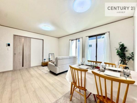 ���r���O�@�傫�ȑ����炽���Ղ�̗z���������閾�邢���r���O�B�J�����̂��郊�r���O�ŉƑ��c���̂��났�̎��Ԃ��߂����܂��B