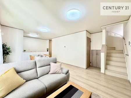 ���r���O�@���r���O�K�i�́A�Ƒ������R�Ɗ�����킹��݌v�B��艺��̂��тɃR�~���j�P�[�V���������܂�A�Ƒ����J��[�߂܂��B