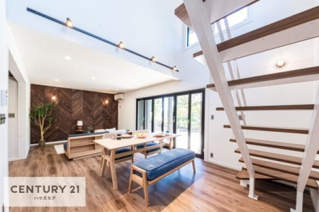 ���r���O�@�傫�ȑ����炽���Ղ�̗z���������閾�邢���r���O�B�J�����̂��郊�r���O�ŉƑ��c���̂��났�̎��Ԃ��߂����܂��B�Ƒ��݂�Ȃ̏Ί�̑�����LDK�ɂȂ肻���ł��ˁB