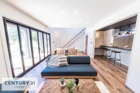 ���r���O�@���邢�F�̃��r���O�́A���������L�������邱�Ƃ���J���������Ԃ����o�������܂��I
�V���v���ȓ����ŉƋ�̍��킹�₷���������g�̍ʂɐ��ߏグ�邱�Ƃ��o���܂��I