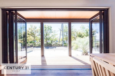 ���r���O�@�傫�ȑ����炽���Ղ�̗z���������閾�邢���r���O�B�J�����̂��郊�r���O�ŉƑ��c���̂��났�̎��Ԃ��߂����܂��B�Ƒ��݂�Ȃ̏Ί�̑�����LDK�ɂȂ肻���ł��ˁB