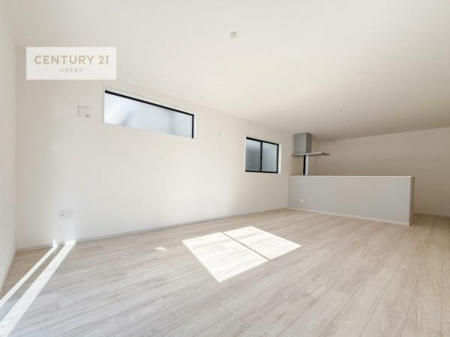 ���d�l�ʐ^(���r���O�j�@�S�n�ǂ����r���O�͉Ƒ������R�ƏW�܂�܂��B�Ƒ��c�R�̎��Ԃ����������ł��B���Ƒ��ƁA����w�[���������Ԃ��߂��������ł��ˁB���邭�J���I�ȋ�Ԃł��B(���d�l�j