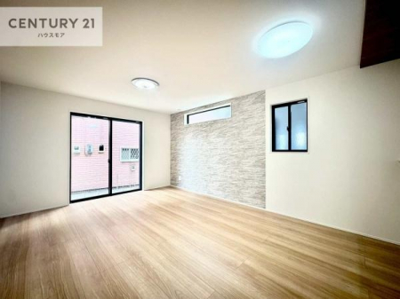 ���r���O�@�傫�ȑ����炽���Ղ�̗z���������閾�邢���r���O�B�J�����̂��郊�r���O�ŉƑ��c���̂��났�̎��Ԃ��߂����܂��B