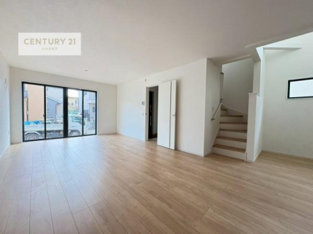 ���r���O�@���r���O�ɐݒu���ꂽ�K�i�́A�Ƒ��̎��R�ȃR�~���j�P�[�V�����𑣐i�B�A���O�o���Ɋ�����킹�₷���A�����̉�b�������邱�ƂŁA�Ƒ����J�����[�܂�܂��B