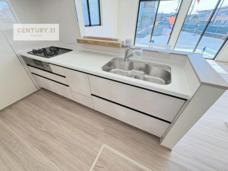 �L�b�`���@��l�C�̑Ζʎ��V�X�e���L�b�`�����̗p���Ă��܂��I���Ƒ��̃R�~���j�P�[�V���������R�Ƒ�����݌v�ł��B
���q�l�ɂ��ڂ��͂��̂Ŋ������ł��ˁI�L�X�g���ĉ��K�ō�Ƃ��i�݂܂��B