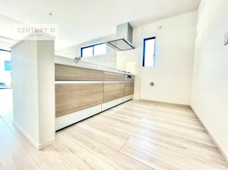 �L�b�`���@��l�C�̑Ζʎ��V�X�e���L�b�`�����̗p���Ă��܂��I���Ƒ��̃R�~���j�P�[�V���������R�Ƒ�����݌v�ł��B
���q�l�ɂ��ڂ��͂��̂Ŋ������ł��ˁI�L�X�g���ĉ��K�ō�Ƃ��i�݂܂��B