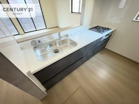 �L�b�`���@��l�C�̑Ζʎ��V�X�e���L�b�`�����̗p���Ă��܂��I���Ƒ��̃R�~���j�P�[�V���������R�Ƒ�����݌v�ł��B
���q�l�ɂ��ڂ��͂��̂Ŋ������ł��ˁI�L�X�g���ĉ��K�ɍ�Ƃ��i�݂܂��B