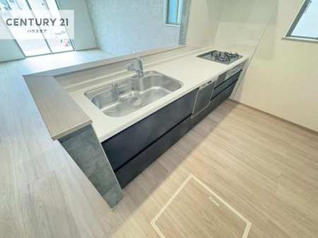 �L�b�`���@��l�C�̑Ζʎ��V�X�e���L�b�`�����̗p���Ă��܂��I���Ƒ��̃R�~���j�P�[�V���������R�Ƒ�����݌v�ł��B
���q�l�ɂ��ڂ��͂��̂Ŋ������ł��ˁI�L�X�g���ĉ��K�ɍ�Ƃ��i�݂܂��B