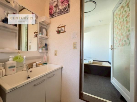 ���ʑ�E���ʏ��@�^�I���≻�ϕi�A�|���p�i�Ȃǂ��܂Ƃ߂Đ����ł��A�����ڂ���������B�g���₷���Ɛ������𗼗�������ԂŁA�Ǝ���g�x�x����胉�N�ɂȂ�܂��B