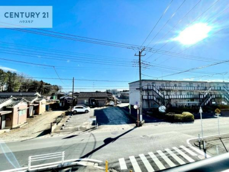 �Z�˂���̒��]�ʐ^�@�O�ʓ��H���������Ƃ��Ă���A�����Ƃ̊ԂɓK�x�ȋ��������܂�邽�߁A�S�n�悢�J�����ƗǍD�Ȓ��]���m�ۂ��Ă��܂��B