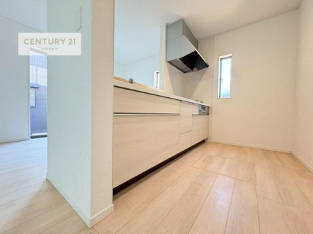 �L�b�`���@��l�C�̑Ζʎ��V�X�e���L�b�`�����̗p���Ă��܂��I���Ƒ��̃R�~���j�P�[�V���������R�Ƒ�����݌v�ł��B
���q�l�ɂ��ڂ��͂��̂Ŋ������ł��ˁI�L�X�g���ĉ��K�ɍ�Ƃ��i�݂܂��B