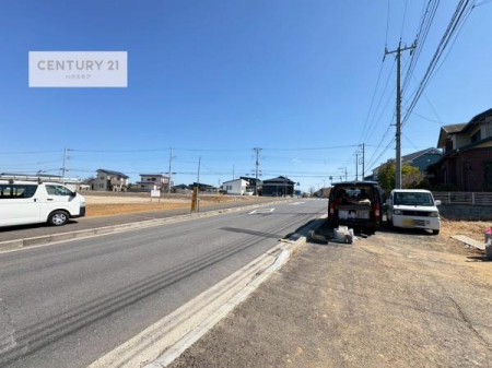 ���̑����n�@�O�ʓ��H��16���I�z����ǍD�ȗ��n�ł��B
�Ԍɓ��ꂪ���ȕ������S�ł��ˁB�y���n�̔���J�Ò��z