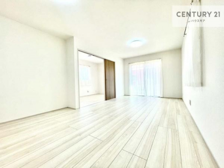 ���r���O�@�傫�ȑ����炽���Ղ�̗z���������閾�邢���r���O�B�J�����̂��郊�r���O�ŉƑ��c���̂��났�̎��Ԃ��߂����܂��B