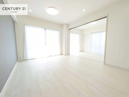 ���r���O�@�傫�ȑ����炽���Ղ�̗z���������閾�邢���r���O�B�J�����̂��郊�r���O�ŉƑ��c���̂��났�̎��Ԃ��߂����܂��I