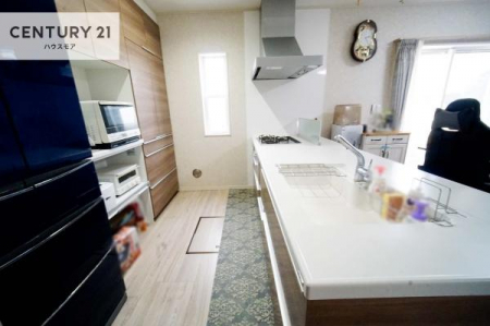 �L�b�`���@��l�C�̑Ζʎ��V�X�e���L�b�`�����̗p���Ă��܂��I���Ƒ��̃R�~���j�P�[�V���������R�Ƒ�����݌v�ł��B
���q�l�ɂ��ڂ��͂��̂Ŋ������ł��ˁI�L�X�g���ĉ��K�ō�Ƃ��i�݂܂��B