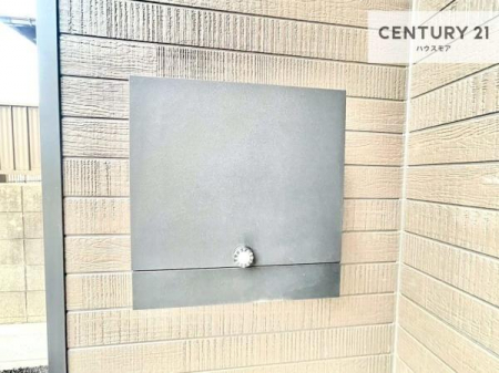 ���̑����n�@���փh�A���̕ǖʂɂ�������Ɛ݂���ꂽ�|�X�g�B
������W���Ȃ��X�}�[�g�Ȕz�u�ŁA�@�\���ƃf�U�C�����𗼗����Ă��܂��B