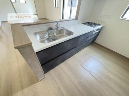 �L�b�`���@��l�C�̑Ζʎ��V�X�e���L�b�`�����̗p���Ă��܂��I���Ƒ��̃R�~���j�P�[�V���������R�Ƒ�����݌v�ł��B
���q�l�ɂ��ڂ��͂��̂Ŋ������ł��ˁI�L�X�g���ĉ��K�ō�Ƃ��i�݂܂��B