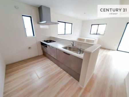 �L�b�`���@��l�C�̑Ζʎ��V�X�e���L�b�`�����̗p���Ă��܂��I���Ƒ��̃R�~���j�P�[�V���������R�Ƒ�����݌v�ł��B
���q�l�ɂ��ڂ��͂��̂Ŋ������ł��ˁI�L�X�g���ĉ��K�ɍ�Ƃ��i�݂܂��B