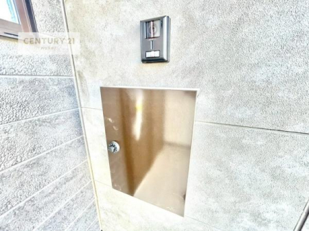 ���̑����n�@���փh�A���̕ǖʂɂ�������Ɛ݂���ꂽ�|�X�g�B
������W���Ȃ��X�}�[�g�Ȕz�u�ŁA�@�\���ƃf�U�C�����𗼗����Ă��܂��B