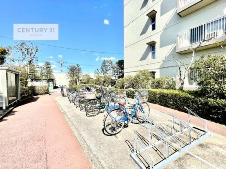 ���̑����p���@���֏ꊮ���ŁA���q���܂̎��]�Ԃ�ʋΗp�̎��]�Ԃ����S���Ēu���܂��B���Ƒ��ɂ����ꂵ���֗��Ȑݔ��ł��B
�󂫏󋵂����C�y�ɂ��₢���킹���������B