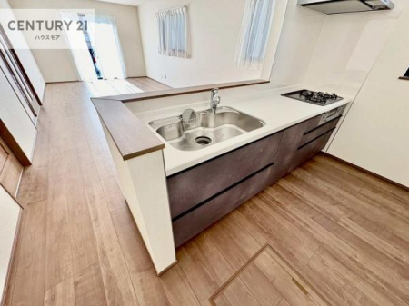 �L�b�`���@��l�C�̑Ζʎ��V�X�e���L�b�`�����̗p���Ă��܂��I���Ƒ��̃R�~���j�P�[�V���������R�Ƒ�����݌v�ł��B
���q�l�ɂ��ڂ��͂��̂Ŋ������ł��ˁB�L�X�g���ĉ��K�ɍ�Ƃ��i�݂܂��B