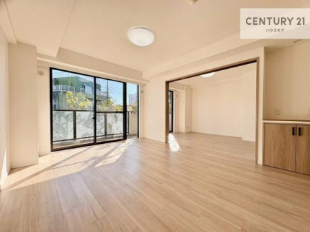 ���r���O�@�傫�ȑ����炽���Ղ�̗z���������閾�邢���r���O�B�J�����̂��郊�r���O�ŉƑ��c���̂��났�̎��Ԃ��߂����܂��B