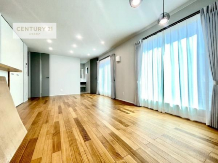 ���r���O�@�D�����z���܂肪���r���O����ł���ċ��S�n�̗ǂ���Ԃ����o���Ă���܂��I
���났�̎��Ԃ��߂����܂��I