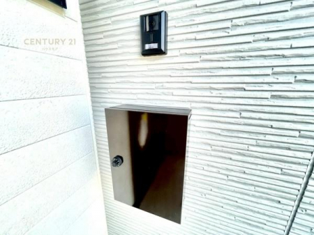 ���̑����n�@���փh�A���̕ǖʂɂ�������Ɛ݂���ꂽ�|�X�g�B
������W���Ȃ��X�}�[�g�Ȕz�u�ŁA�@�\���ƃf�U�C�����𗼗����Ă��܂��B