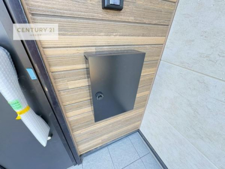 ���̑����n�@�O�ǂɐݒu���ꂽ�|�X�g�́A�O�σf�U�C���Ɣ��������a���Ȃ���A�g������ɂ��z�����ꂽ�֗��Ȑݔ��ł��B