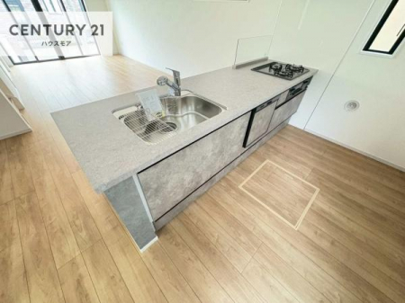 �L�b�`���@��l�C�̑Ζʎ��V�X�e���L�b�`�����̗p���Ă��܂��I���Ƒ��̃R�~���j�P�[�V���������R�Ƒ�����݌v�ł��B
���q�l�ɂ��ڂ��͂��̂Ŋ������ł��ˁI�L�X�g���ĉ��K�ō�Ƃ��i�݂܂��B