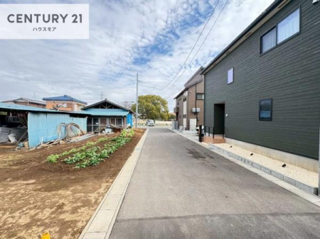 ���̑����n�@�O�ʓ��H��5m�A���邭�J�����̂��闧�n�ł��B
�Ԍɓ��ꂪ���ȕ������S�ł��ˁB