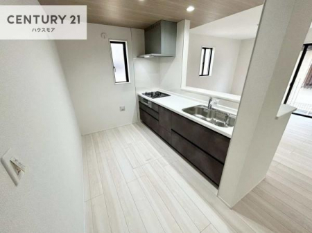 �L�b�`���@��l�C�̑Ζʎ��V�X�e���L�b�`�����̗p���Ă��܂��I���Ƒ��̃R�~���j�P�[�V���������R�Ƒ�����݌v�ł��B
���q�l�ɂ��ڂ��͂��̂Ŋ������ł��ˁI�L�X�g���ĉ��K�ō�Ƃ��i�݂܂��B