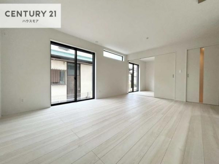 ���r���O�@�傫�ȑ����炽���Ղ�̗z���������閾�邢���r���O�B�J�����̂��郊�r���O�ŉƑ��c���̂��났�̎��Ԃ��߂����܂��I