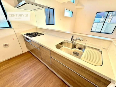 �L�b�`���@��l�C�̑Ζʎ��V�X�e���L�b�`�����̗p���Ă��܂��I���Ƒ��̃R�~���j�P�[�V���������R�Ƒ�����݌v�ł��B
���q�l�ɂ��ڂ��͂��̂Ŋ������ł��ˁB�L�X�g���ĉ��K�ɍ�Ƃ��i�݂܂��B