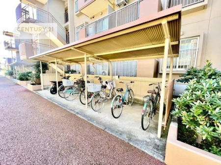 ���̑����p���@���֏ꊮ���ŁA���q���܂̎��]�Ԃ�ʋΗp�̎��]�Ԃ����S���Ēu���܂��B���Ƒ��ɂ����ꂵ���֗��Ȑݔ��ł��B
�󂫏󋵂����C�y�ɂ��₢���킹���������B