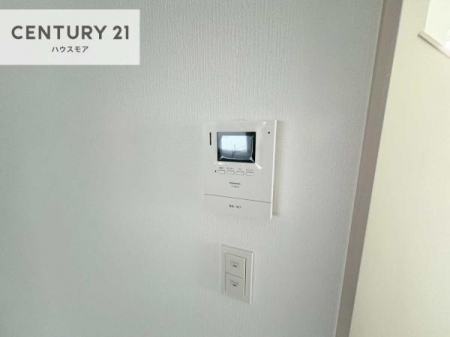 ���̑��@TV���j�^�[�t�C���^�[�t�H���������B���K�҂̊���m�F���Ă���Ή��ł��邽�߁A�h�Ɩʂɂ��z�����ꂽ���S�̐ݔ��ł��B