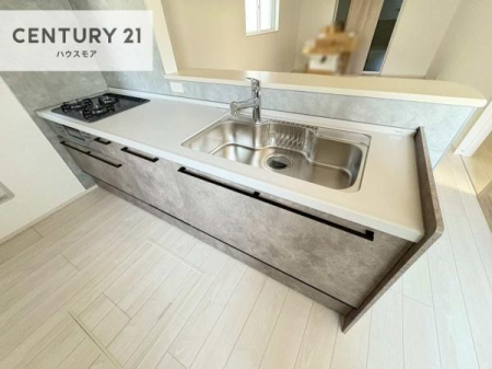 �L�b�`���@��l�C�̑Ζʎ��V�X�e���L�b�`�����̗p���Ă��܂��I���Ƒ��̃R�~���j�P�[�V���������R�Ƒ�����݌v�ł��B
���q�l�ɂ��ڂ��͂��̂Ŋ������ł��ˁI�L�X�g���ĉ��K�ō�Ƃ��i�݂܂��B