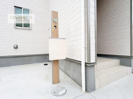 ���̑����n�@���֐�ɐ݂���ꂽ�X�փ|�X�g�́A�Z�܂��̊O�ςɒ��a���Ȃ���A���X�̕�炵�����K�ɃT�|�[�g���܂��B