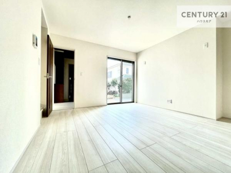 ���r���O�@�傫�ȑ����炽���Ղ�̗z���������閾�邢���r���O�B�J�����̂��郊�r���O�ŉƑ��c���̂��났�̎��Ԃ��߂����܂��I