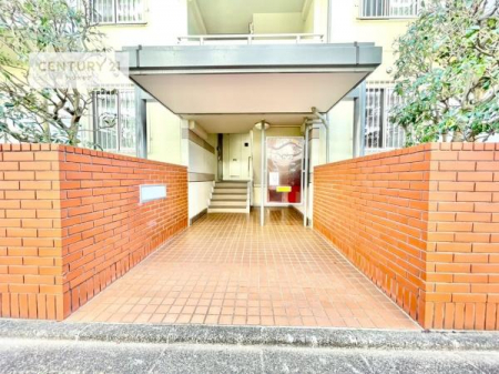 �G���g�����X�@�z������̗ǂ��G���g�����X�́A���Ƒ��₨�q�l���������}���Ă���܂��B
�����̕�炵�ɐS�n�悳�������炵�Ă�����Ԃł��B