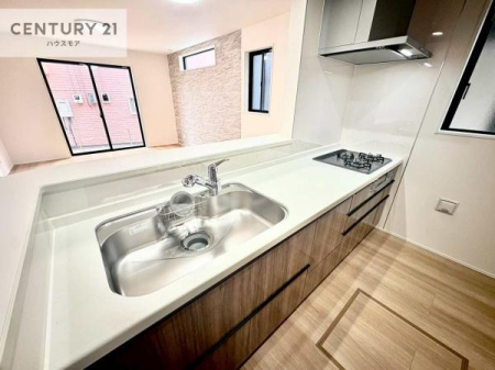 �L�b�`���@��l�C�̑Ζʎ��V�X�e���L�b�`�����̗p���Ă��܂��I���Ƒ��̃R�~���j�P�[�V���������R�Ƒ�����݌v�ł��B
���q�l�ɂ��ڂ��͂��̂Ŋ������ł��ˁB�L�X�g���ĉ��K�ɍ�Ƃ��i�݂܂��B