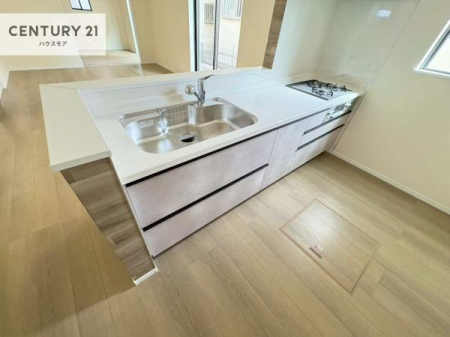 �L�b�`���@��l�C�̑Ζʎ��V�X�e���L�b�`�����̗p���Ă��܂��I���Ƒ��̃R�~���j�P�[�V���������R�Ƒ�����݌v�ł��B
���q�l�ɂ��ڂ��͂��̂Ŋ������ł��ˁI�L�X�g���ĉ��K�ō�Ƃ��i�݂܂��B