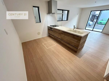 �L�b�`���@��l�C�̑Ζʎ��V�X�e���L�b�`�����̗p���Ă��܂��I���Ƒ��̃R�~���j�P�[�V���������R�Ƒ�����݌v�ł��B
���q�l�ɂ��ڂ��͂��̂Ŋ������ł��ˁI�L�X�g���ĉ��K�ō�Ƃ��i�݂܂��B