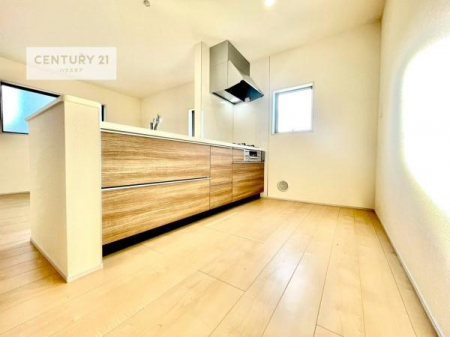 �L�b�`���@��l�C�̑Ζʎ��V�X�e���L�b�`�����̗p���Ă��܂��I���Ƒ��̃R�~���j�P�[�V���������R�Ƒ�����݌v�ł��B
���q�l�ɂ��ڂ��͂��̂Ŋ������ł��ˁI�L�X�g���ĉ��K�ō�Ƃ��i�݂܂��B