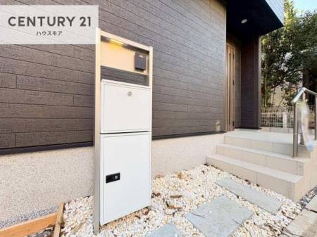 ���̑����n�@��z�{�b�N�X���������Ă��邽�߁A�s�ݎ��ł��ו��̎󂯎�肪�\�B
�Ĕz�B�̎�Ԃ��Ȃ��A�Z���������ł��X�g���X�Ȃ����p�ł��܂��B