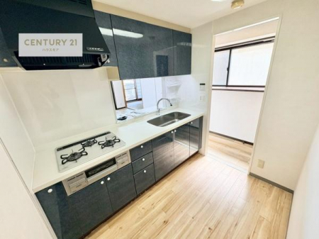 �L�b�`���@��l�C�̑Ζʎ��V�X�e���L�b�`�����̗p���Ă��܂��I���Ƒ��̃R�~���j�P�[�V���������R�Ƒ�����݌v�ł��B
���q�l�ɂ��ڂ��͂��̂Ŋ������ł��ˁI�L�X�g���ĉ��K�ō�Ƃ��i�݂܂��B